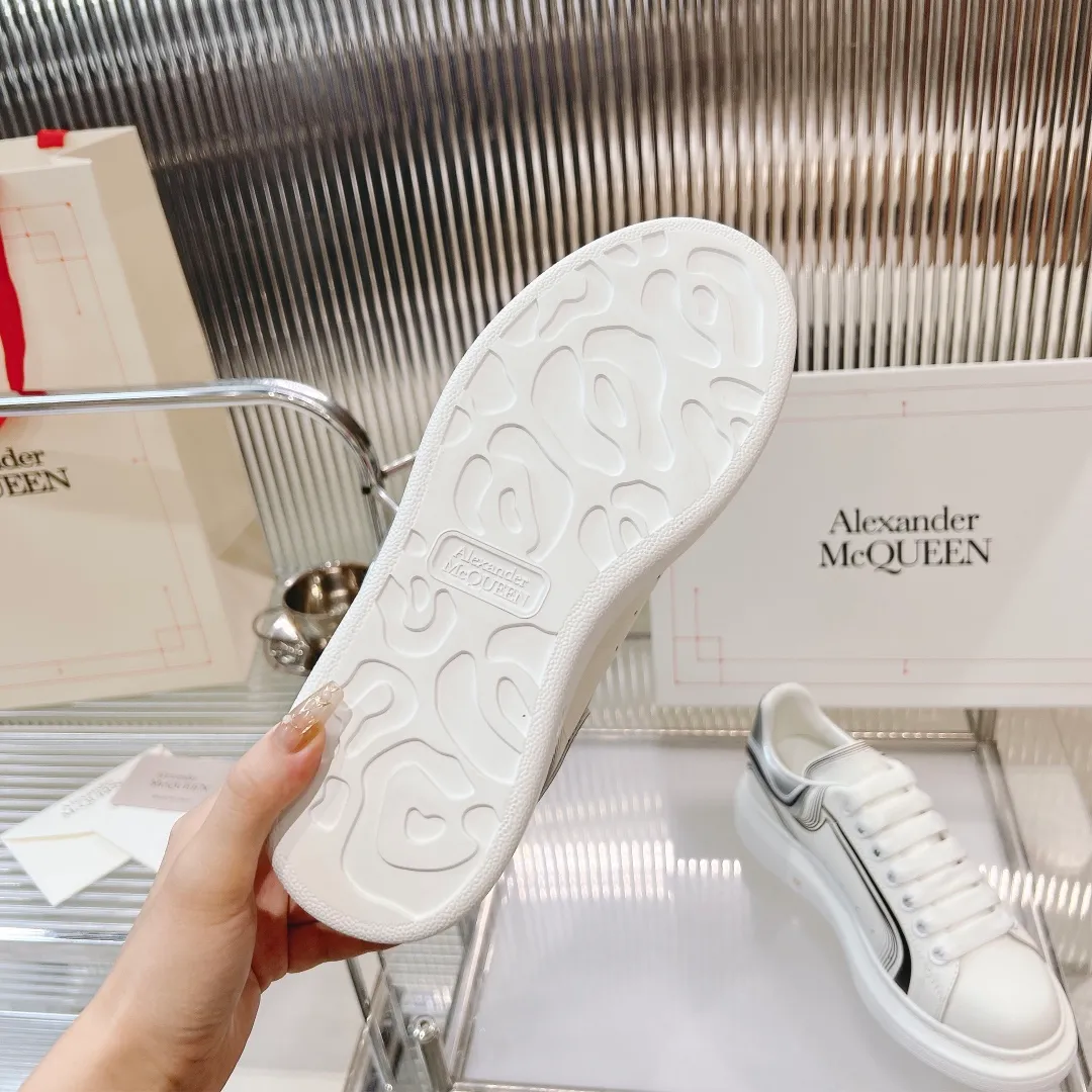👟👟Ex-factory price 440👟👟 Men's size +10 (high version + 60 men's size plus 10) The latest addition to the counter is the top high-end version of Alexander McQueen·Alexander McQueen 2023 new wide sports shoes, white shoes and casual shoes👟New colors! The rear tail is really unique and pretty, I love it at first sight! 😍Top version! 👍🏻I won’t introduce too much about the style of this shoe. It will never go out of style year after year in spring, summer, autumn and winter. It is a super versatile style and has always been in hot demand. 🔸Upper: original custom-made latest silk cowhide 🔸Inner lining: cowhide foot pads + top-grade highly breathable mesh ����Outsole: the latest original open mold one-to-one precision mold PU vacuum outsole 🔸Female model 34-41 (customized at 34.40.41) 🔸Men's model 38-45 (customized at 38 45)